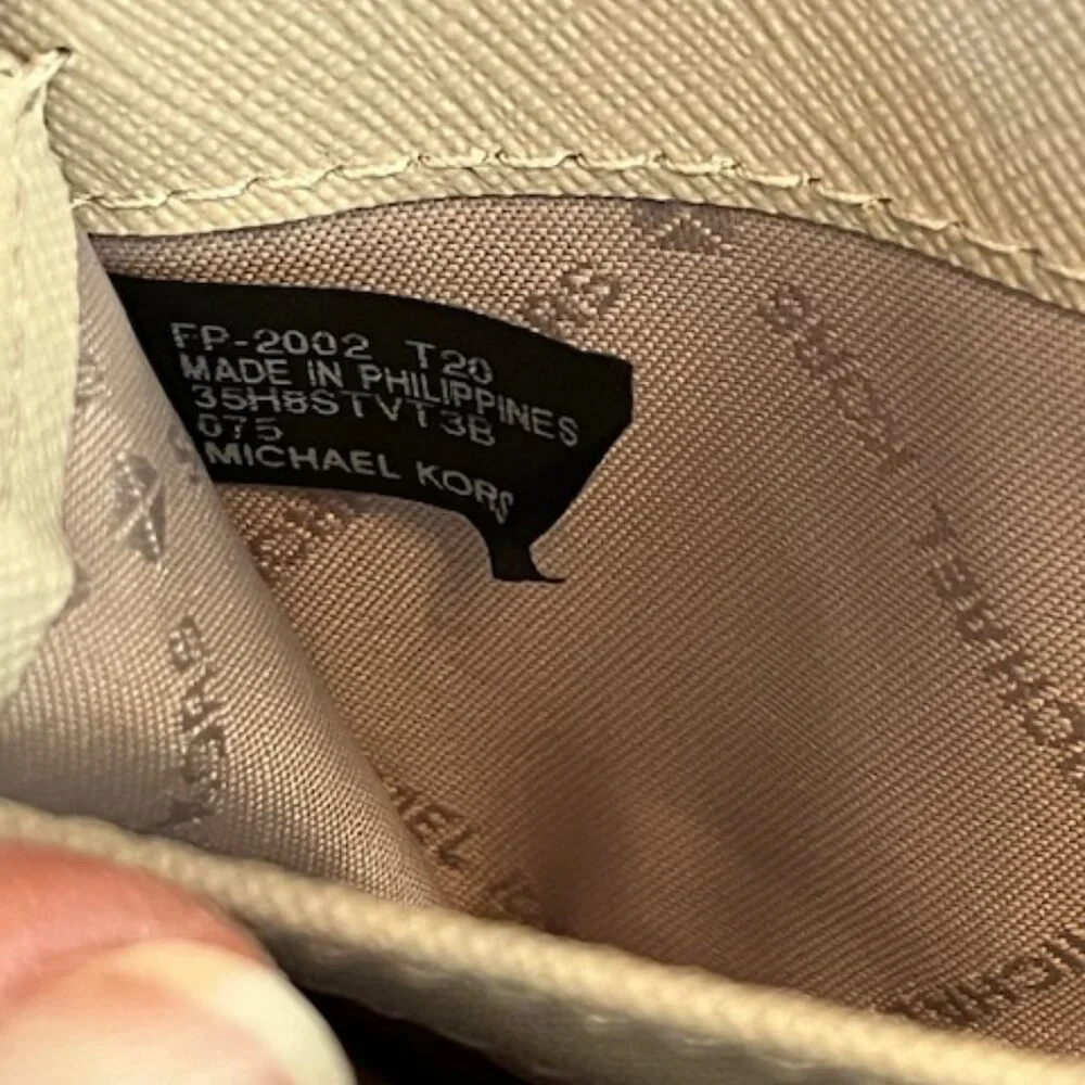 MICHAEL KORS | MK Signature Jet Set Zip Around Carryall Wallet-EUC